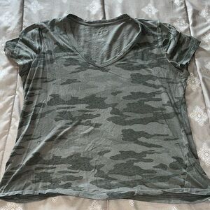 Universal Thread Camo V-Neck Tshirt Size Medium